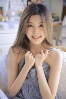 美女露胸